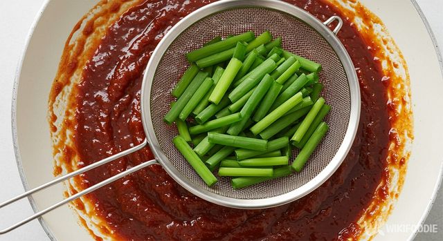 마늘쫑무침 양념 자료사진. / 위키푸디