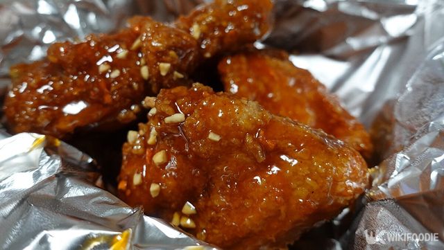 은박지에 쌓여 배달된 추억의 양념치킨 자료사진. / twomyhome-shutterstock.com