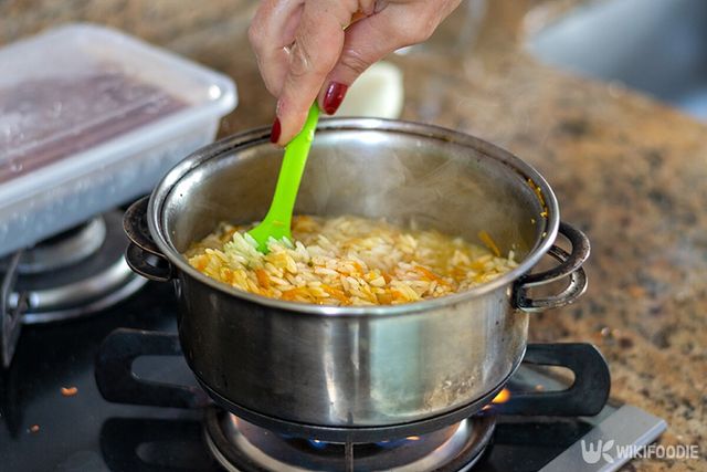 점심으로 현미밥을 요리하는 모습. / ThalesAntonio-shutterstock.com