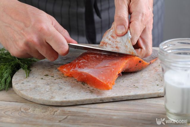 연어 껍질을 떼고 있는 요리사. / StockphotoVideo-shutterstock.com