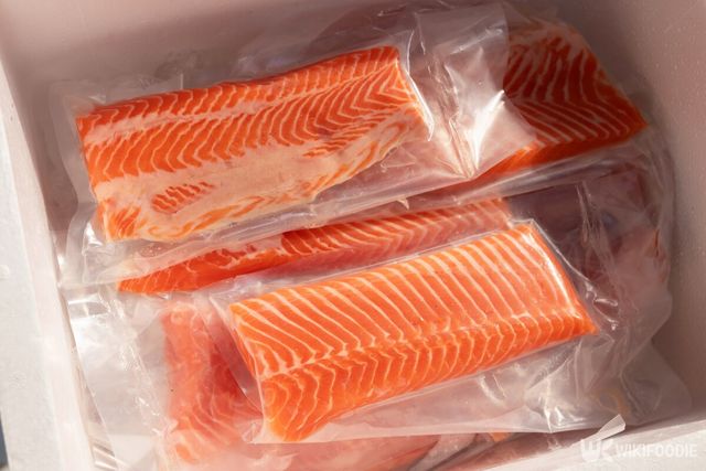 진공 포장된 연어. / PJjaruwan-shutterstock.com