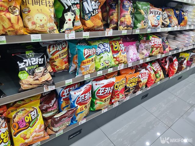 편의점 과자 코너 자료사진. / 위키푸디