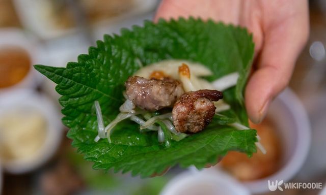 깻잎으로 고기 쌈을 만든 모습. / humanaut-shutterstock