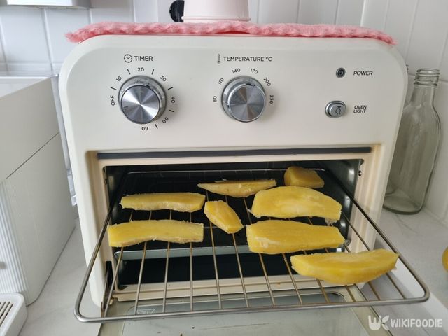 에어프라이어에 고구마를 넣고 있는 모습. / 위키푸디