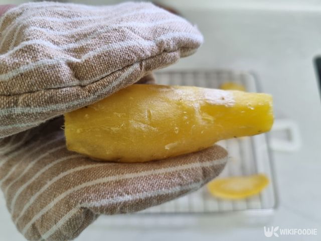 갓 삶은 고구마. / 위키푸디