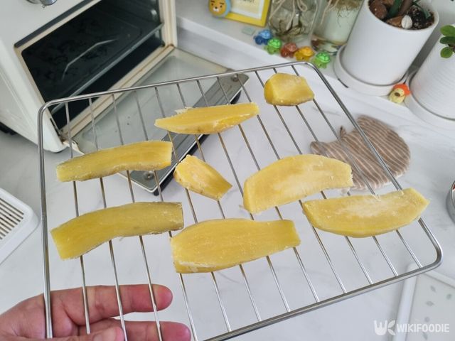 삶은 뒤 자른 고구마. / 위키푸디