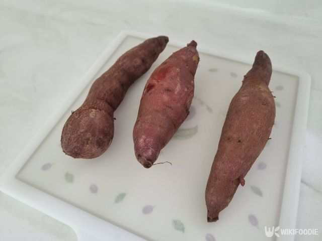 삶은 뒤 꺼낸 고구마. / 위키푸디