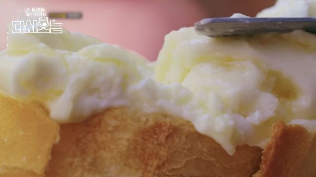 빵에 카이막을 바르는 모습. / 유튜브 'tvN D ENT'