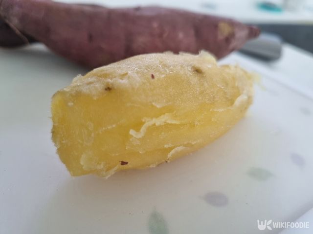 껍질을 벗겨낸 삶은 고구마. / 위키푸디