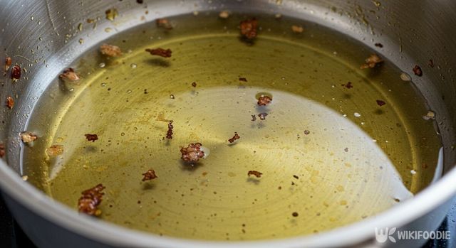 튀김 요리 후 남은 기름. / 위키푸디