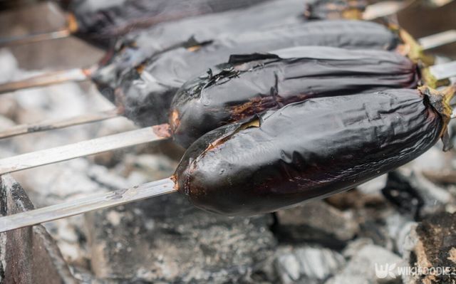 가지를 굽고 있는 모습. / Chatham172-shutterstock.com