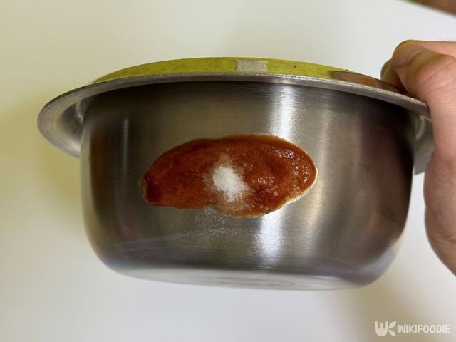 철제 식기에 케첩과 베이킹소다를 바른 모습. / 위키푸디