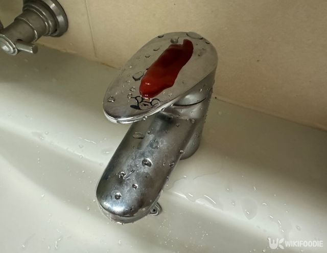 수도꼭지에 케첩을 바른 모습. / 위키푸디