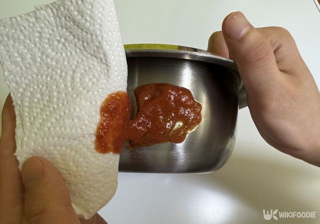 키친타월로 문질러 닦아내는 모습. / 위키푸디