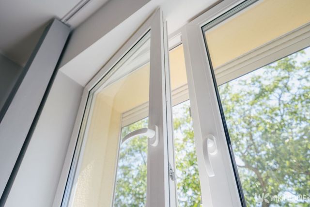 주방 창문을 열어 환기하는 모습. / brizmaker-shutterstock