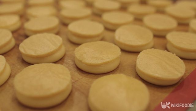 마카롱을 만드는 모습. / Liusya Tretiakova-shutterstock