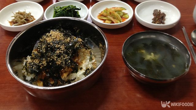 통영 식당에서 주문한 멍게비빔밥(왼쪽) 자료사진. / 39P-shutterstock.com