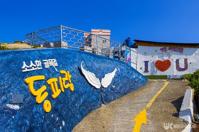 동피랑 벽화마을. / Stock for you-shutterstock.com