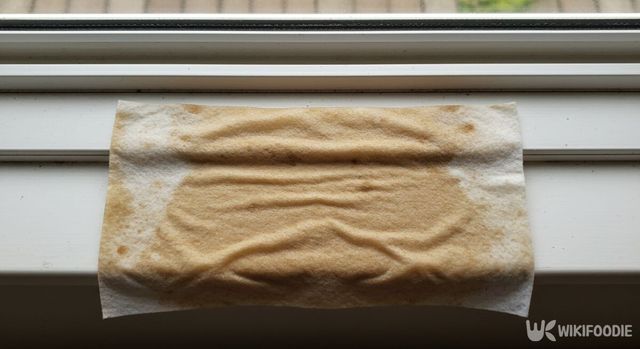 콜라 물티슈를 베란다 창틀에 붙여 놓은 모습. / 위키푸디