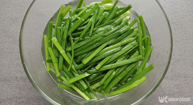 데친 부추를 찬물에 넣은 모습. / 위키푸디