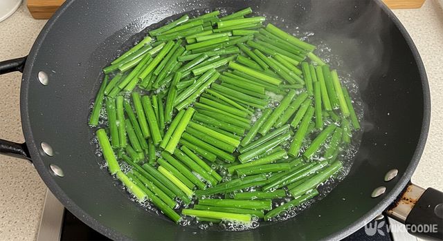 부추를 데치는 모습. / 위키푸디