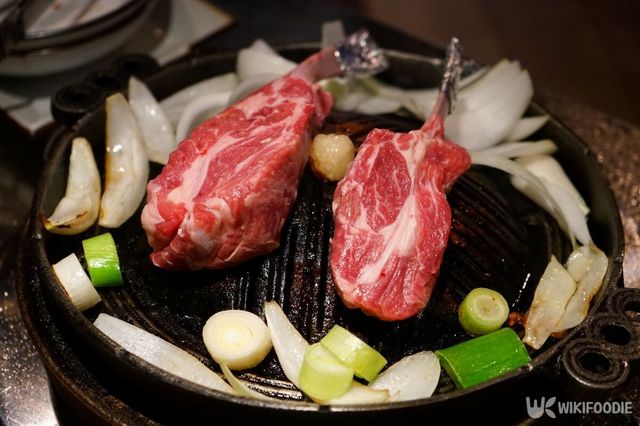 외식 메뉴 양갈비. / Alex_Yu-shutterstock