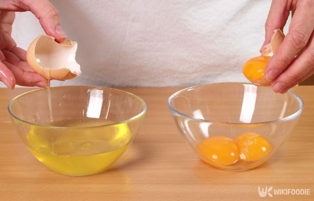 계란을 흰자와 노른자로 나누고 있다. / ffolas-shutterstock