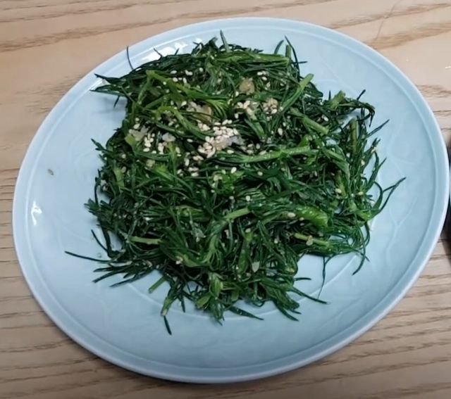 솔나물무침. / 유튜브 채널 '산골맛집김선생 백옥생 XR7과 EdgeX'