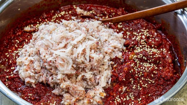 김치 양념에 새우젓을 넣은 모습. / Stock for you-shutterstock.com