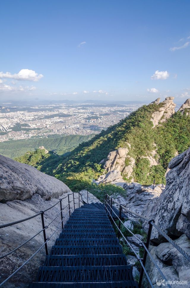 북한산국립공원에서 내려오는 가파른 계단은 뒤로 시야가 훤히 보인다. / Mantas Volungevicius-shutterstock.com