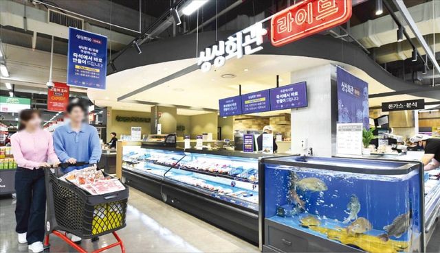 서울 등촌동 홈플러스 메가푸드마켓 강서점이 지난해 11월 28일 수산 특화 공간 ‘싱싱회관 라이브’를 새 단장했다. 리뉴얼 이후 소비자들이 이곳을 찾아 회와 초밥 등을 직접 고르며 쇼핑을 즐기고 있다. / 홈플러스 제공