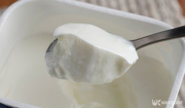 숟가락으로 요거트를 들어 올린 모습. / kai keisuke-shutterstock