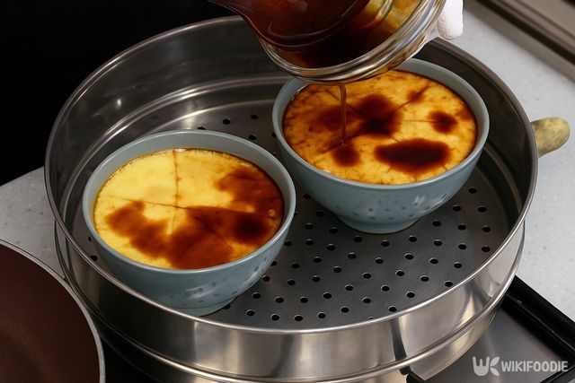 완성된 달걀 푸딩에 소스를 뿌리는 모습. / 위키푸디