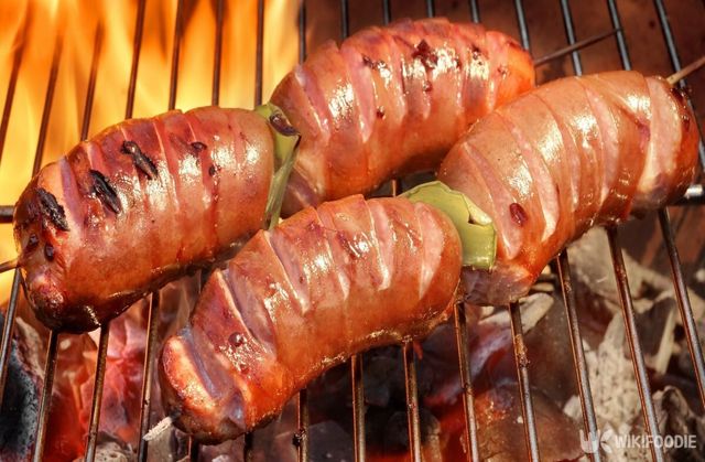 소시지를 숯불에 굽고 있다. / AVN Photo Lab-shutterstock