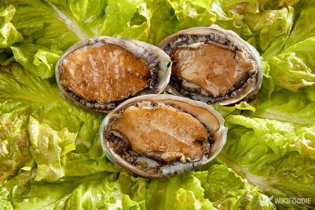 전복과 상추 자료사진. / bigshot01-shutterstock.com