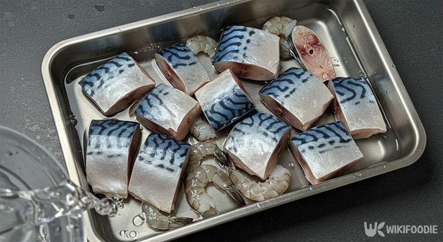 고등어를 헹구기 위해 물을 넣는 모습. / 위키푸디