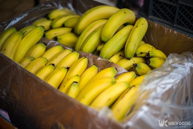 바나나로 가득 찬 종이 상자. / Istak15-shutterstock.com