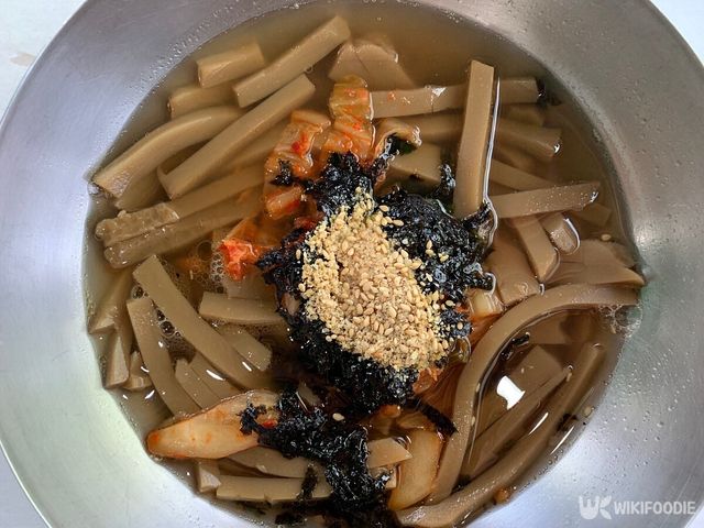 도토리묵으로 만든 묵사발. / KIBOK RHEE-shutterstock.com