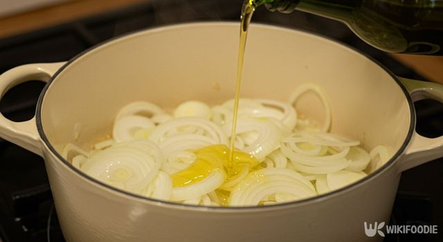 양파에 올리브오일을 추가하는 모습. / 위키푸디