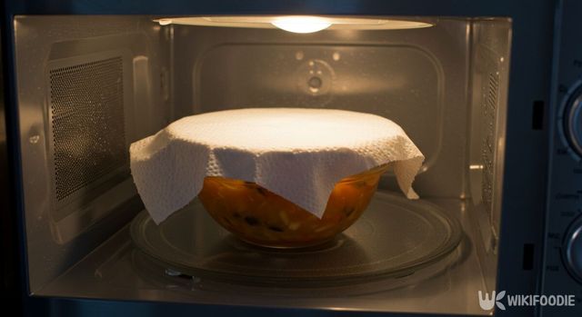 키친타월로 반찬이 담긴 그릇을 덮은 모습. / 위키푸디