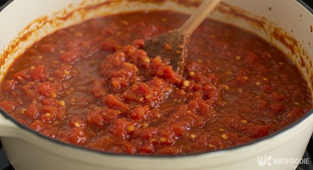 충분히 졸여진 토마토 양파 소스. / 위키푸디