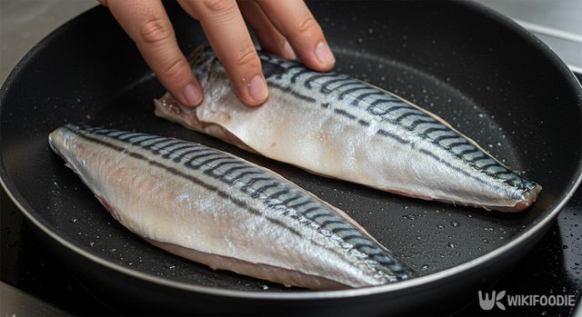 고등어를 프라이팬에 올려둔 모습. / 위키푸디