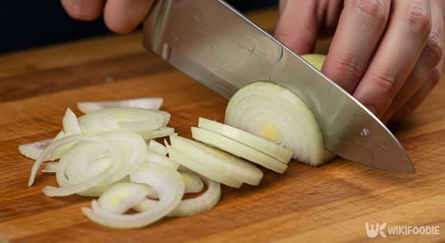 양파를 손질하는 모습. / 위키푸디