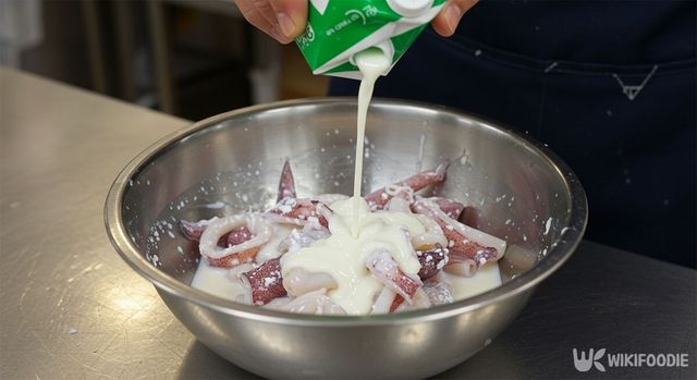 손질된 오징어에 우유를 넣는 모습. / 위키푸디