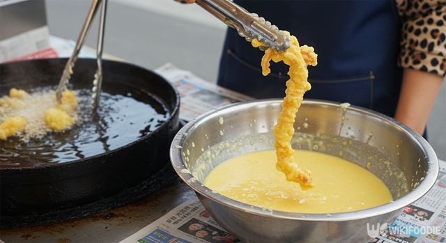 오징어를 튀기는 모습. / 위키푸디