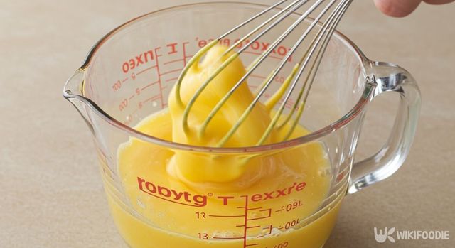 계란과 재료들을 넣고 고루 섞는 모습. / 위키푸디