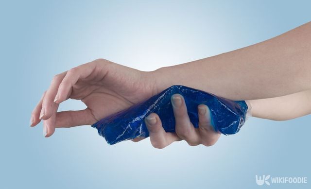 아이스팩으로 냉찜질 하는 모습. / Melodia plus photos-shutterstock