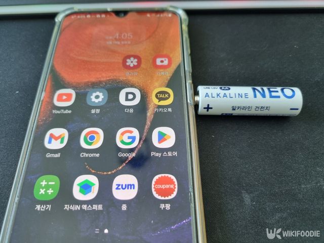 스마트폰과 건전지의 모습. / 위키푸디