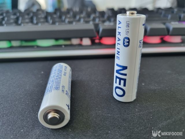 바닥에 떨어트려 본 건전지. / 위키푸디