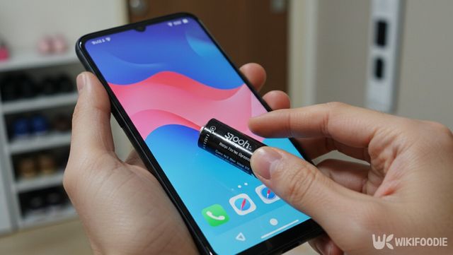 스마트폰에 건전지를 대는 모습. / 위키푸디